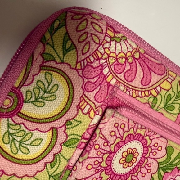 EUC Vera Bradley Petal Pink Large Passport Travel Wallet Pink & Green Floral - Picture 7 of 8